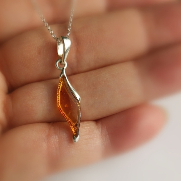 Baltic Amber petal sterling silver pendant necklace 🆕 - Picture 3 of 6